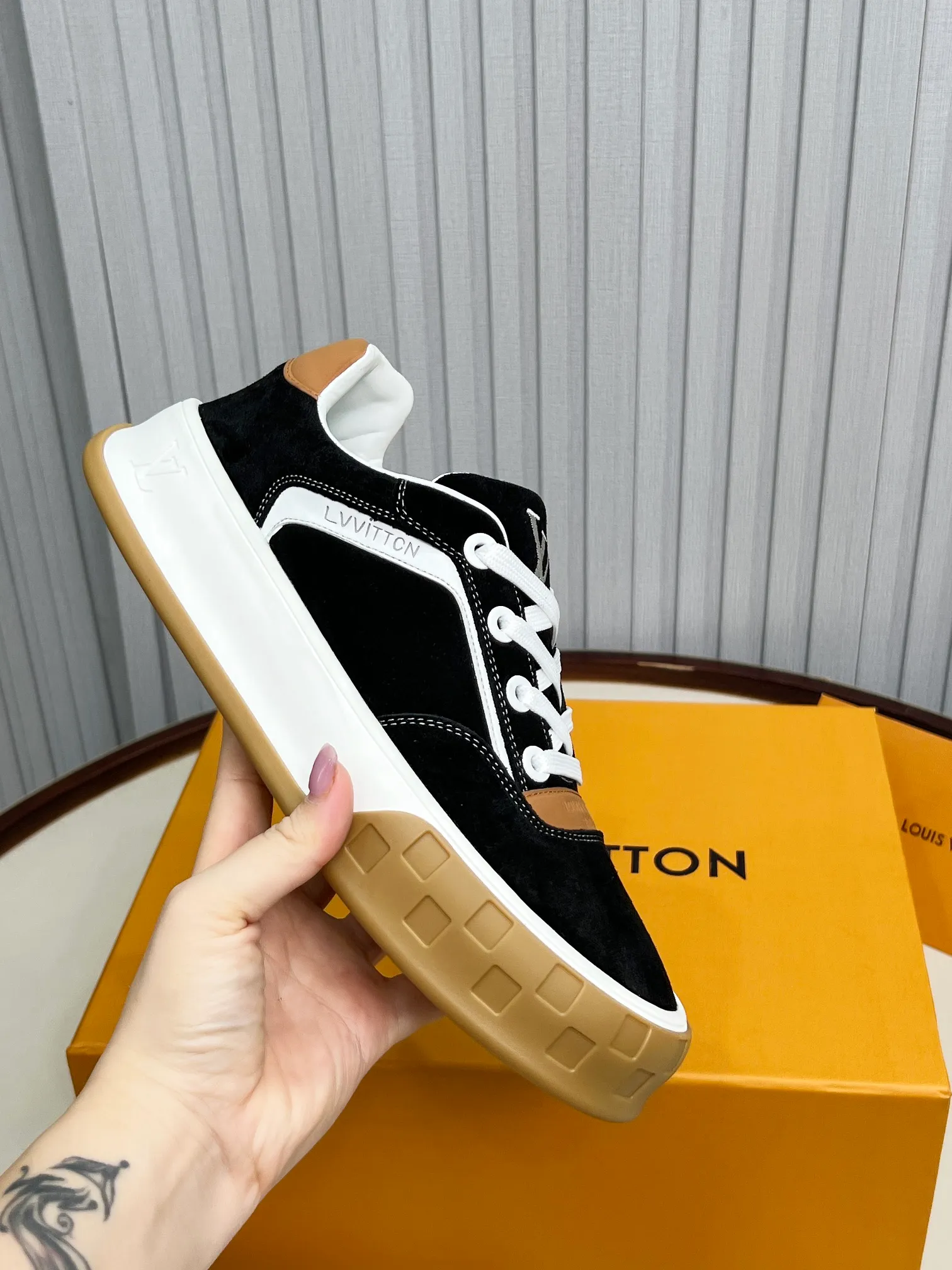 p620💰Men's shoes ❤️❤️❤️Top version LV-Louis Vuitton-Classic catwalk new style Air glue process·Original 1:1 development and reproduction! ! The upper foot is very comfortable. It is made of luxurious materials and fine workmanship. The midsole is printed with English letters "Made in Europe". The upper is made of calfskin imported from Italy. The side is decorated with the brand's LOGO and signature. The latest latex foot pads and mesh lining make the foot feel super comfortable. The original two-color TPU combination outsole is specially provided by the original factory. Bag technology Goodyear stitched edges Fabric: Exclusive custom first-layer cowhide Accessories: Exclusive private model Vuitton logo, lining: Customized silk mesh lining - first-layer silk cowhide lining Outsole: TPU combination outsole wear-resistant, non-slip and anti-yellowing Foot pads: new latex pads-mesh sweat-absorbent Counter technology: fully computerized sewing machine wire drawing Toe box back cover Hot and cold shaping Full set of pull-top last with medium and low logo pattern Code number 39-45